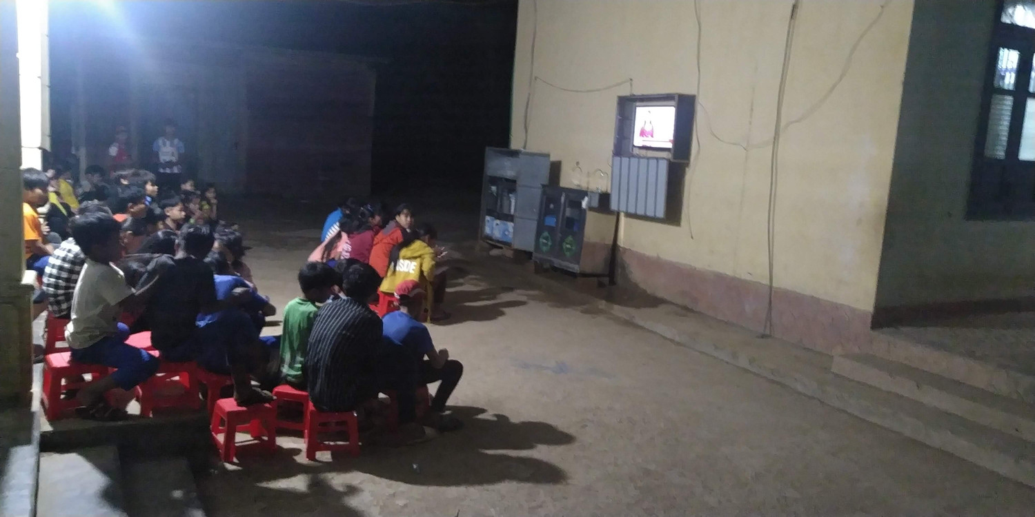 Học sinh vùng khó mong có giải pháp từ ngành giáo dục để các em "được học". Ảnh: học sinh trường bán trú Pa Nang xem ti vi tại trường.