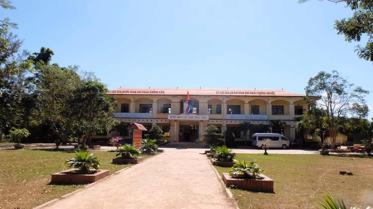 Cơ sở vật chất của trường Trung học cơ sở Thanh vỏn vẹn 2 dãy nhà cùng khu nhà cấp 4 dành cho đời sống giáo viên. Ảnh: LC Cơ sở vật chất của trường Trung học cơ sở Thanh vỏn vẹn 2 dãy nhà cùng khu nhà cấp 4 dành cho đời sống giáo viên. Ảnh: LC