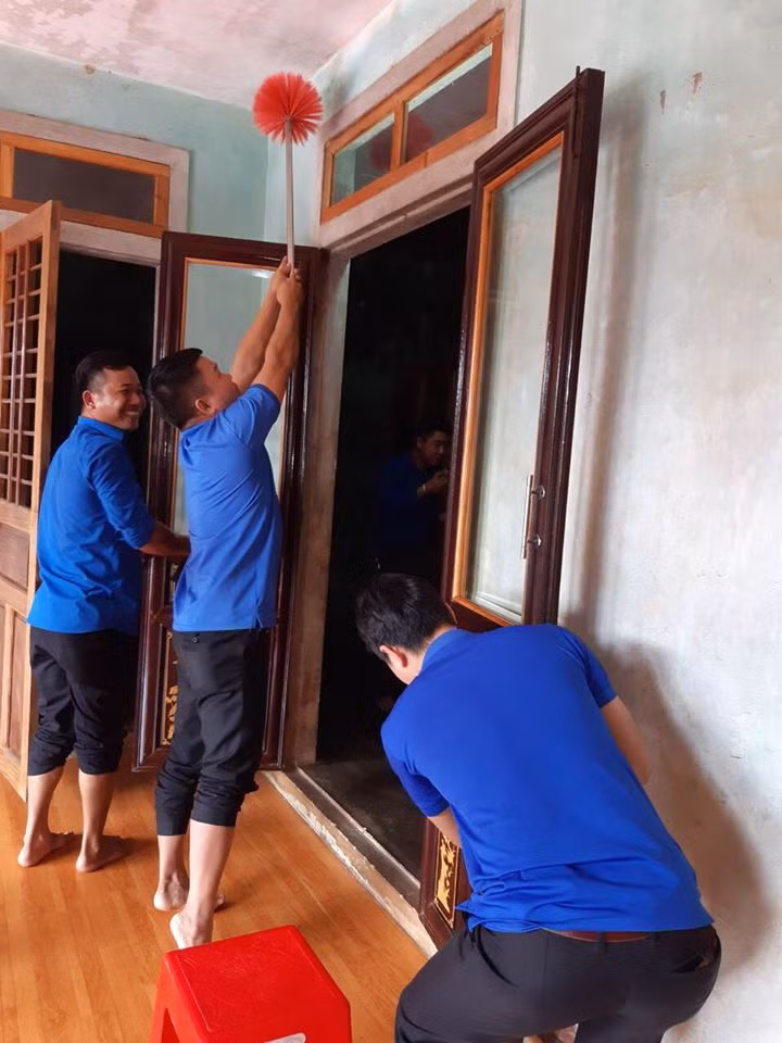 Các đoàn viên tham gia dọn dẹp, sửa nhà cho các mẹ để các mẹ đón xuân ấm cúng.