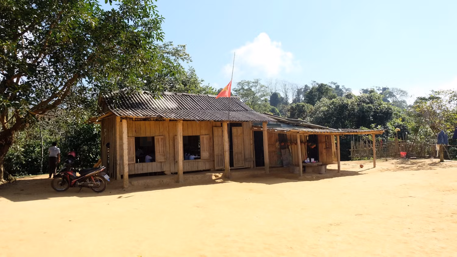 Điểm trường thôn Hùn 2 của thầy giáo người Vân Kiều - Hồ Văn Hải. Điểm trường thôn Hùn 2 của thầy giáo người Vân Kiều - Hồ Văn Hải.