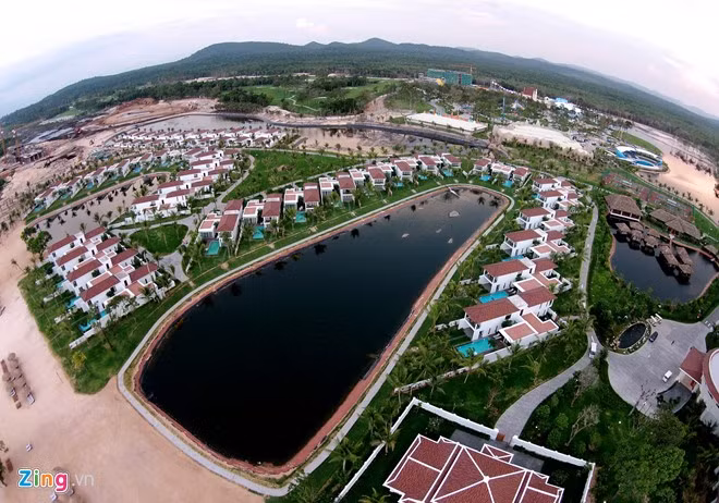 Khu khách sạn và biệt thự 5 sao nhìn ra phía Tây của biển với 750 phòng. Cách không xa là sân golf 27 lỗ tiêu chuẩn quốc tế. Công ty IMG (Mỹ) – đơn vị tư vấn số 1 thế giới về sân golf, đã tận dụng hết ưu thế về vị trí địa hình tự nhiên tuyệt đẹp trên hòn đảo này để tạo nên một sân golf đẳng cấp quốc tế.