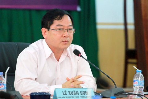 Nhà báo Lê Xuân Sơn: Chúng tôi lập gần 10 chủ đề về các lĩnh vực cận kề câu hỏi để thí sinh thảo luận và thuyết trình quan điểm của mình. Chúng tôi không phát câu hỏi, không phát đáp án. Nhà báo Lê Xuân Sơn: Chúng tôi lập gần 10 chủ đề về các lĩnh vực cận kề câu hỏi để thí sinh thảo luận và thuyết trình quan điểm của mình. Chúng tôi không phát câu hỏi, không phát đáp án.