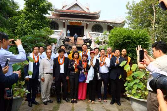 Cũng trong chuyến đi này, nhiều doanh nhân hàng đầu chia sẻ, họ đã được thả hồn hòa mình vào cõi thinh không của cõi Phật. Cũng trong chuyến đi này, nhiều doanh nhân hàng đầu chia sẻ, họ đã được thả hồn hòa mình vào cõi thinh không của cõi Phật.