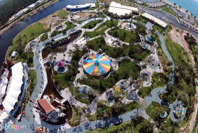 Vinpearl Land Phú Quốc hội đủ các trò chơi trong nhà, ngoài trời hiện đại như một "Disneyland" với đầy đủ các hạng mục giải trí dành cho mọi lứa tuổi, bao gồm Thế giới games, Khu vui chơi ngoài trời với nhiều trò chơi cảm giác mạnh.