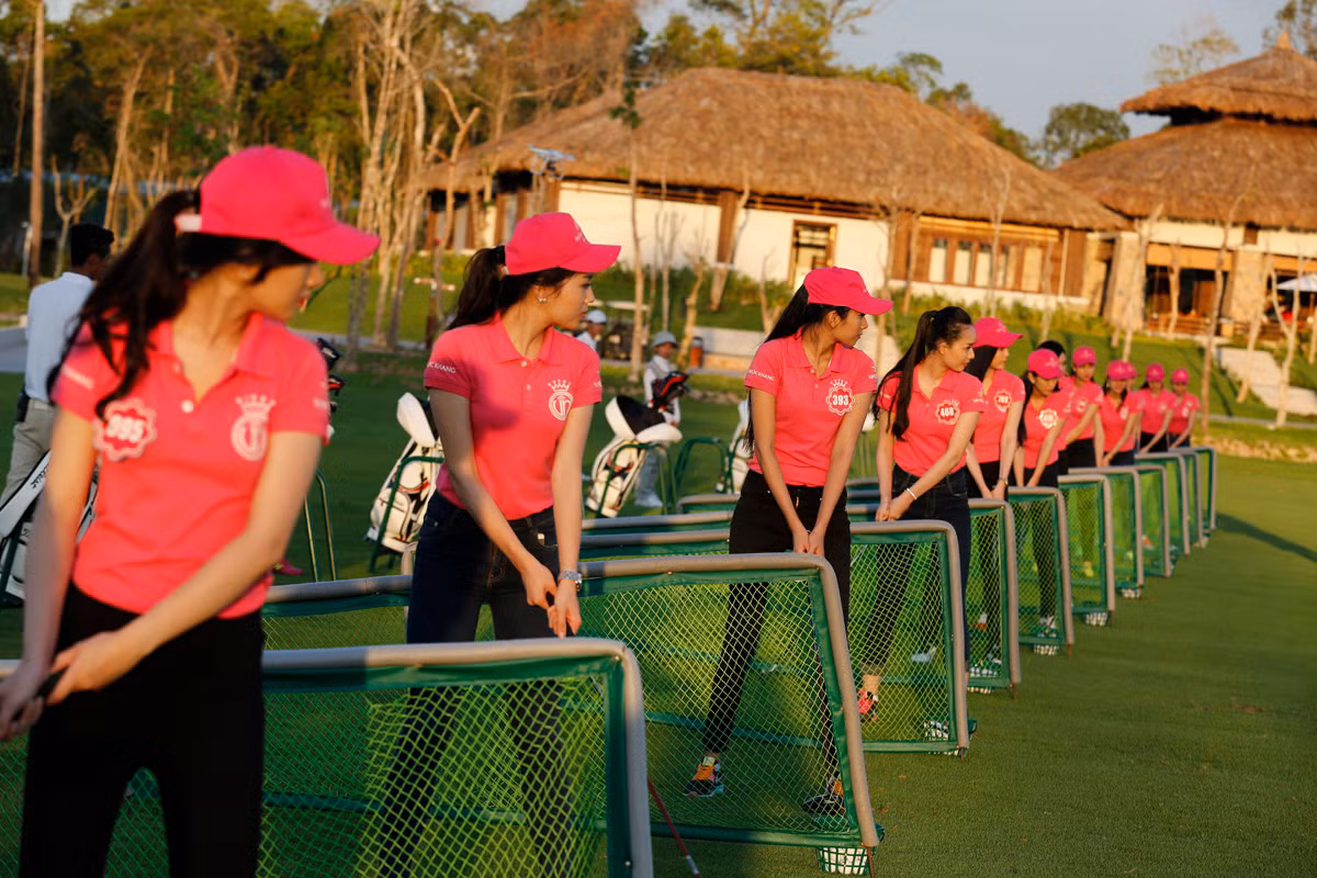 Các thí sinh “so gậy” tại sân golf 27 lỗ đẳng cấp quốc tế đầu tiên trên đảo Ngọc.