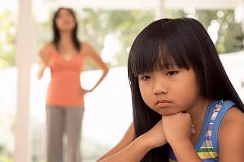 Điều mâu thuẫn lớn nhất nằm ở chỗ phụ huynh luôn đòi hỏi con cái trưởng thành, luôn ước mong con cái “tự lập” nhưng mặt khác lại luôn tìm cách “chỉ đạo” con cái. Điều mâu thuẫn lớn nhất nằm ở chỗ phụ huynh luôn đòi hỏi con cái trưởng thành, luôn ước mong con cái “tự lập” nhưng mặt khác lại luôn tìm cách “chỉ đạo” con cái.