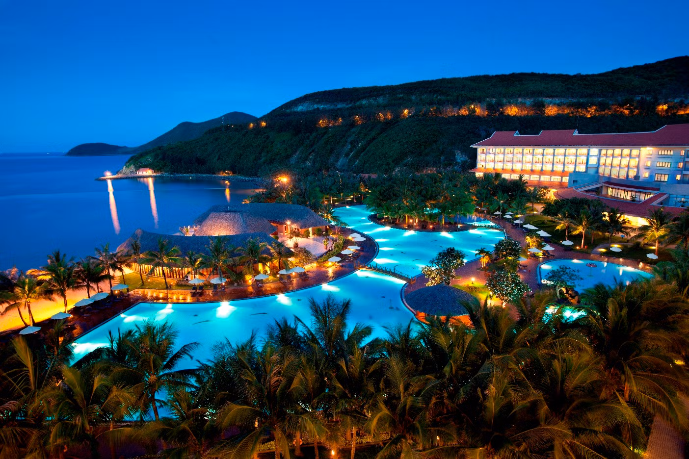 Vinpearl Resort Nha Trang lung linh về đêm.