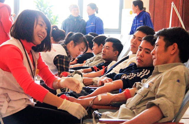 Đông đảo CBNV Tập đoàn Vingroup đăng ký tham gia hiến máu. Kết thúc ngày hiến máu đầu tiên tại Hà Nội, đã có 2.137 CBNV đăng ký tham gia chương trình này.