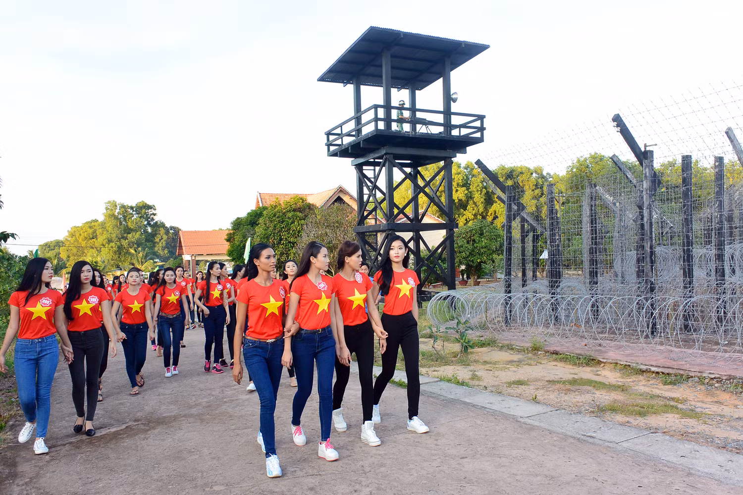 Tham quan Nhà tù Phú Quốc là một trong chuỗi hoạt động ý nghĩa giúp các thí sinh của cuộc thi thấm nhuần được đạo lý“uống nước nhớ nguồn” và hiểu thêm về văn hóa, lịch sử của hòn đảo Phú Quốc xinh đẹp.