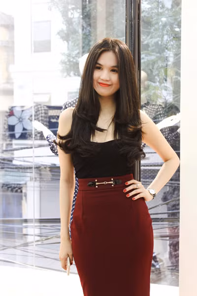 Trong suốt năm 2012, Ngọc Trinh khiến dư luận bàn tán bởi những phát ngôn gây sốc về chuyện "cạp đất mà ăn", "sống dựa bạn trai"...