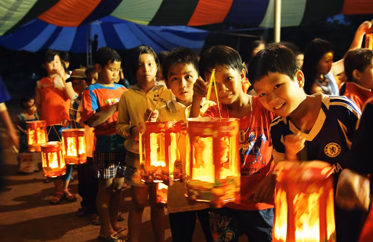 Trẻ em chơi cùng lồng đèn trung thu Kokomi. Trẻ em chơi cùng lồng đèn trung thu Kokomi.
