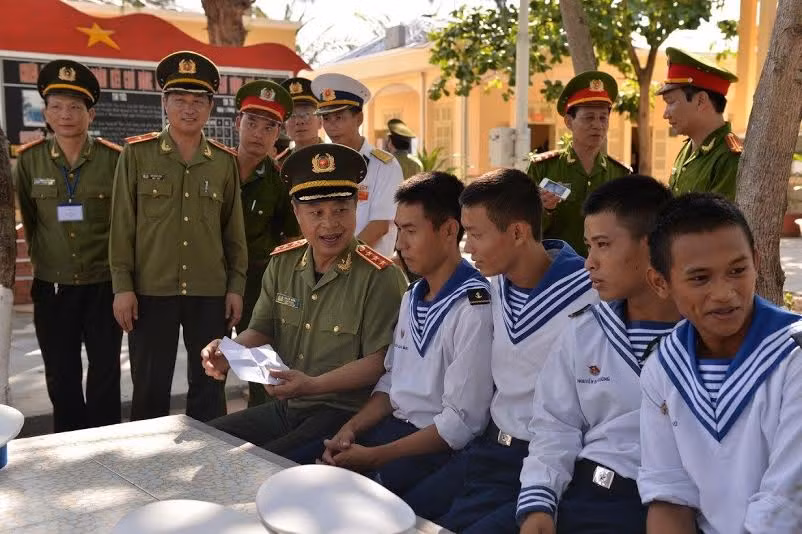 Thượng tướng, Anh hùng Lực lượng vũ trang nhân dân Phạm Dũng, Thứ trưởng Bộ Công an (người ngồi hàng ghế cùng các chiến sỹ) hỏi thăm và động viên các chiến sỹ đang làm nhiệm vụ tại quần dảo Trường Sa.