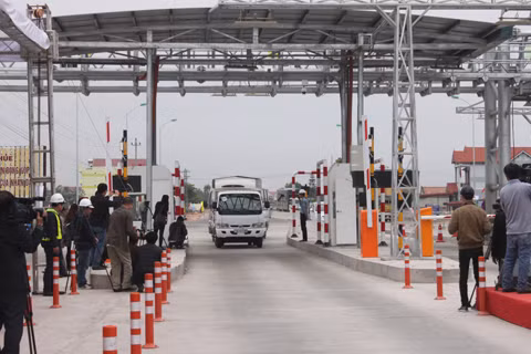 Hệ thống trạm thu phí không dừng đối với các phương tiện lưu thông trên Quốc lộ 1 đoạn qua tỉnh Quảng Bình. Hệ thống trạm thu phí không dừng đối với các phương tiện lưu thông trên Quốc lộ 1 đoạn qua tỉnh Quảng Bình.