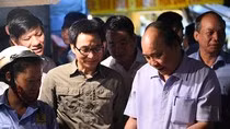 Thủ tướng Nguyễn Xuân Phúc, Phó Thủ tướng Vũ Đức Đam thị sát chợ đầu mối Long Biên, TP Hà Nội, sáng sớm 27/9. Ảnh: VGP/Quang Hiếu. Thủ tướng Nguyễn Xuân Phúc, Phó Thủ tướng Vũ Đức Đam thị sát chợ đầu mối Long Biên, TP Hà Nội, sáng sớm 27/9. Ảnh: VGP/Quang Hiếu.