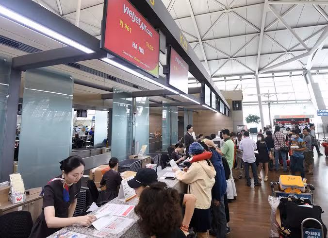 Hành khách Vietjet làm thủ tục check in tại sân bay quốc tế Inchoen – Hàn Quốc. Hành khách Vietjet làm thủ tục check in tại sân bay quốc tế Inchoen – Hàn Quốc.