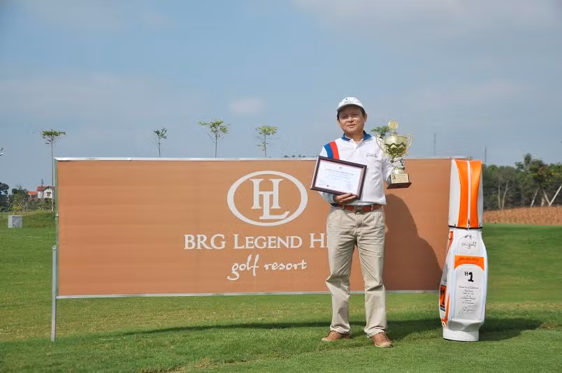 Ông Phong nhận cúp, giấy chứng nhận và món quà đặc biệt từ BRG Golf. Ông Phong nhận cúp, giấy chứng nhận và món quà đặc biệt từ BRG Golf.