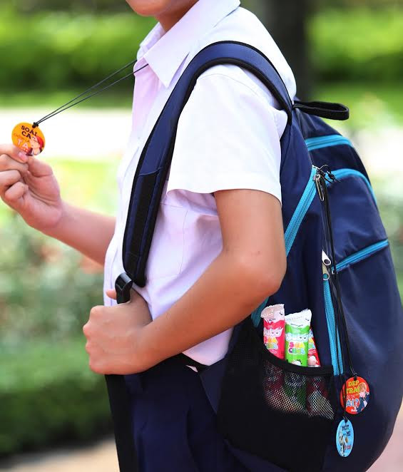 Vừa khẳng định vẻ đẹp trai hot boy thứ thiệt của mình bằng câu “Soái ca chính là ta”và “Đẹp trai có gì sai?”, vừa tự tin với “Mắt một mí đầy ý chí” – Đó là cách mà bạn trai này kết hợp 3 dây đeo vừa là dây chuyền, vừa là móc khóa balo để khẳng định cá tính. Vừa khẳng định vẻ đẹp trai hot boy thứ thiệt của mình bằng câu “Soái ca chính là ta”và “Đẹp trai có gì sai?”, vừa tự tin với “Mắt một mí đầy ý chí” – Đó là cách mà bạn trai này kết hợp 3 dây đeo vừa là dây chuyền, vừa là móc khóa balo để khẳng định cá tính.