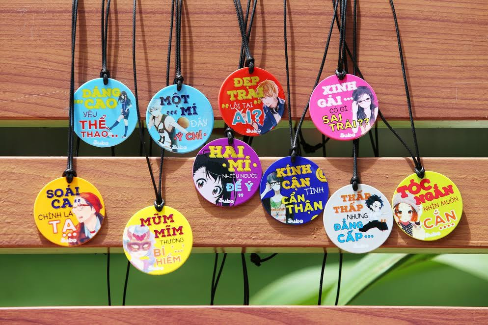Bạn mũm mĩm, cận thị, mắt một mí, thậm chí là… nấm lùn đi chăng nữa thì cũng đừng tự ti mà hãy biến đó thành điểm mạnh của riêng mình bằng cách chọn dây: “Mũm mĩm thường… bí hiểm” hay “Kính cận tính cẩn thận”. Và còn nhiều nhiều những dây đeo có nội dung nhí nhảnh như “Tóc ngắn nhìn muốn cắn”, “Dáng cao yêu thể thao”…. tha hồ cho bạn lựa chọn. Bạn mũm mĩm, cận thị, mắt một mí, thậm chí là… nấm lùn đi chăng nữa thì cũng đừng tự ti mà hãy biến đó thành điểm mạnh của riêng mình bằng cách chọn dây: “Mũm mĩm thường… bí hiểm” hay “Kính cận tính cẩn thận”. Và còn nhiều nhiều những dây đeo có nội dung nhí nhảnh như “Tóc ngắn nhìn muốn cắn”, “Dáng cao yêu thể thao”…. tha hồ cho bạn lựa chọn.