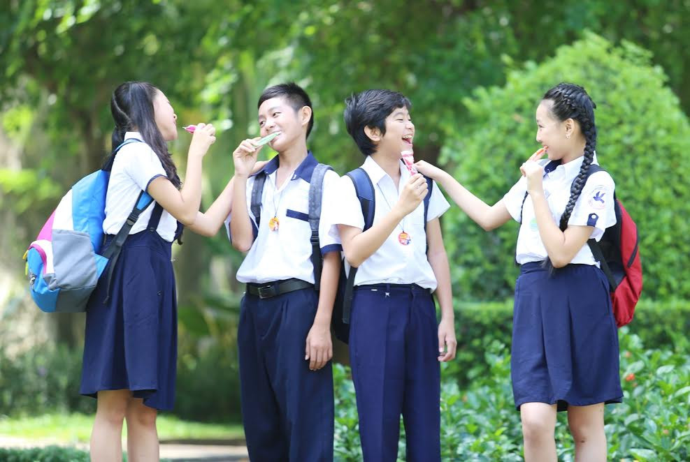 Đồng phục học sinh với áo trắng quần/ váy xanh khiến ai cũng như ai, nhưng dây đeo đa năng với nhiều màu, nhiều hình ảnh đã giúp tạo ra sự khác biệt, cá tính riêng cho mỗi bạn trẻ. Đồng phục học sinh với áo trắng quần/ váy xanh khiến ai cũng như ai, nhưng dây đeo đa năng với nhiều màu, nhiều hình ảnh đã giúp tạo ra sự khác biệt, cá tính riêng cho mỗi bạn trẻ.