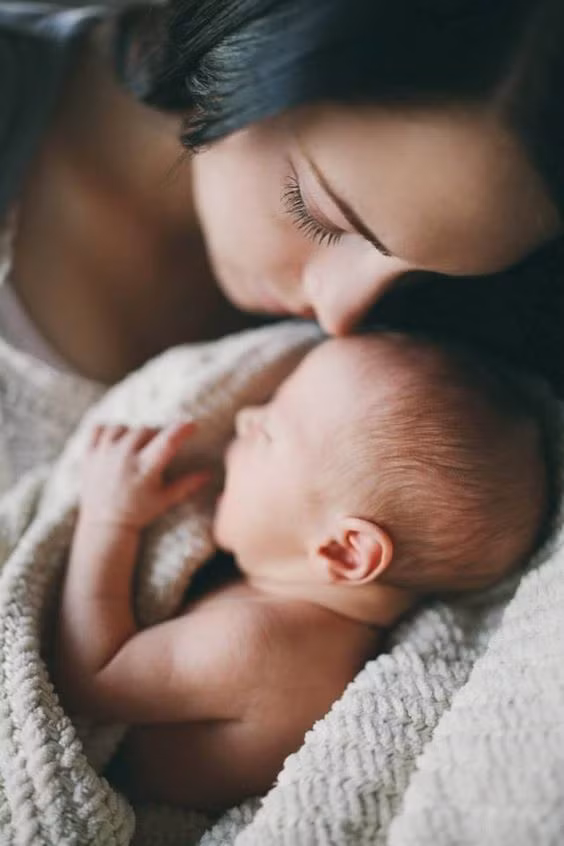 Kí ức của chúng ta về mẹ là những ngược xuôi đón đưa và ân cần lo lắng, là những sớm tối bên ta trong từng bữa ăn, giấc ngủ…