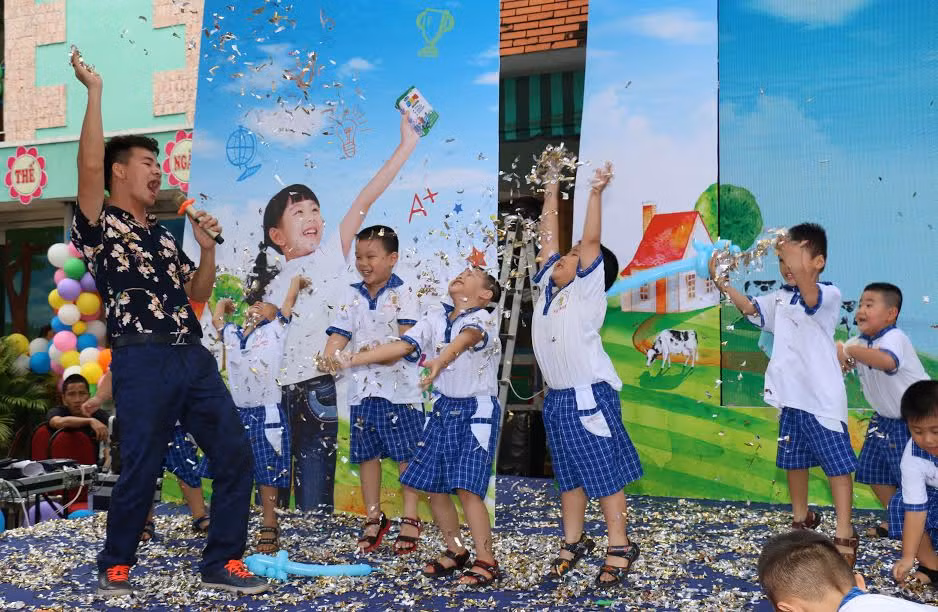 Các bé trường mầm non An Bình, Biên Hòa đang cùng nhau tham gia các trò chơi vui nhộn cùng nghệ sĩ hài Xuân Bắc trong ngày hội sữa học đường do Vinamilk và Tetra Pak tổ chức.
