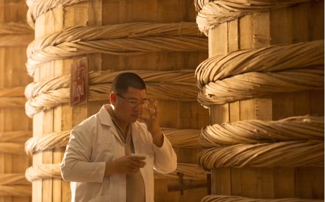 Ông Bùi Huy Nhích - Trưởng phòng kỹ thuật công nghệ Nhà thùng nước mắm Masan Phú Quốc đang kiểm tra nước mắm cốt tại nhà thùng Masan. Ông Bùi Huy Nhích - Trưởng phòng kỹ thuật công nghệ Nhà thùng nước mắm Masan Phú Quốc đang kiểm tra nước mắm cốt tại nhà thùng Masan.