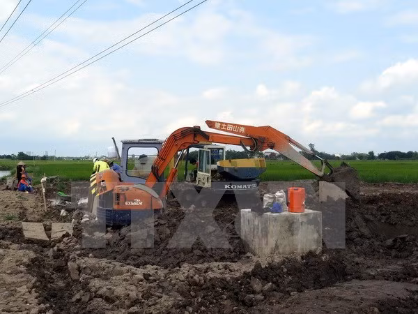 Đơn vị kiểm định chất lượng bêtông tiến hành khoan trụ bêtông cột điện cao thế để lấy mẫu kiểm định chất lượng. (Ảnh: Văn Đạt/TTXVN) Đơn vị kiểm định chất lượng bêtông tiến hành khoan trụ bêtông cột điện cao thế để lấy mẫu kiểm định chất lượng. (Ảnh: Văn Đạt/TTXVN)