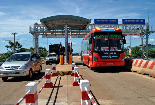 Tổng cục Đường bộ Việt Nam vừa đưa ra phương án “khoán thu phí” để tăng cường việc giám sát công tác thu phí đường bộ một cách chặt chẽ, minh bạch, chống thất thoát. Ảnh minh họa. Tổng cục Đường bộ Việt Nam vừa đưa ra phương án “khoán thu phí” để tăng cường việc giám sát công tác thu phí đường bộ một cách chặt chẽ, minh bạch, chống thất thoát. Ảnh minh họa.