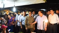 Nhiều tiểu thương tỏ ra bất ngờ khi trò chuyện trực tiếp với Thủ tướng. Ảnh: VGP/Quang Hiếu