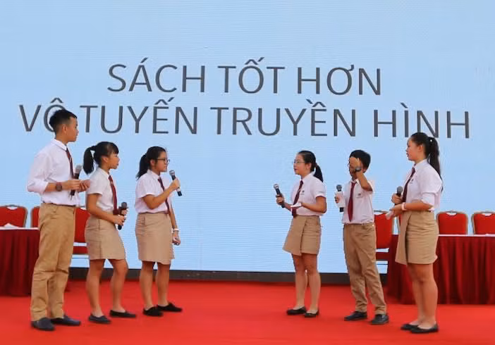 Vinschool đề cao tinh thần “Lãnh đạo tự thân” khi học sinh được trao quyền thể hiện trách nhiệm, thái độ của bản thân trước các vấn đề cuộc sống. (Ảnh: Cuộc thi tranh biện của học sinh Trường Trung học Vinschool về chủ đề: Liệu sách có tốt hơn vô tuyến truyền hình?)
