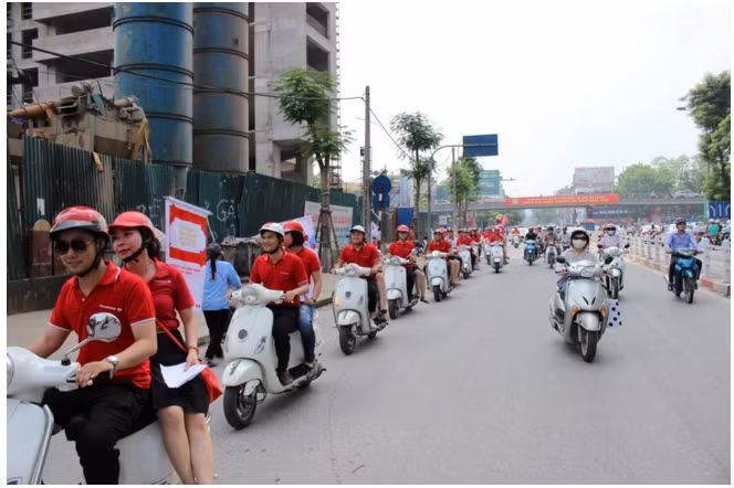 Sắc đỏ Techcombank thu hút sự chú ý của người dân Thủ đô.