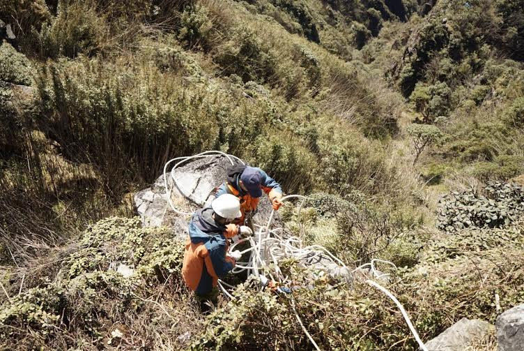 Âm thầm, lặng lẽ, các chàng “Tarzan” tinh nhuệ, chuyên nghiệp thuộc đội kỹ thuật bảo trì tuyến cáp treo Fansipan Sapa… đang kiên nhẫn làm công việc dọn sạch rác.