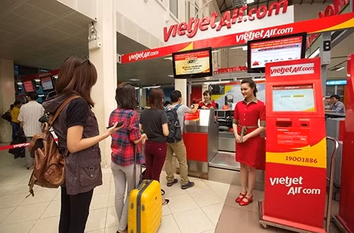 Hàng triệu người lần đầu tiên được đi máy bay nhờ sự tham gia thị trường của hãng hàng không Vietjet với chi phí thấp Ảnh: Hà Anh