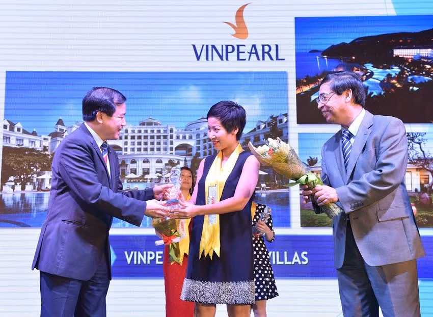 Ông Hà Văn Siêu (trái), Phó Tổng cục Trưởng Tổng cục Du lịch và ông Nguyễn Phú Bình, Phó Tổng biên tập Thời báo Kinh tế Việt Nam trao danh hiệu Top 10 The Guide Awards cho đại diện Vinpearl.