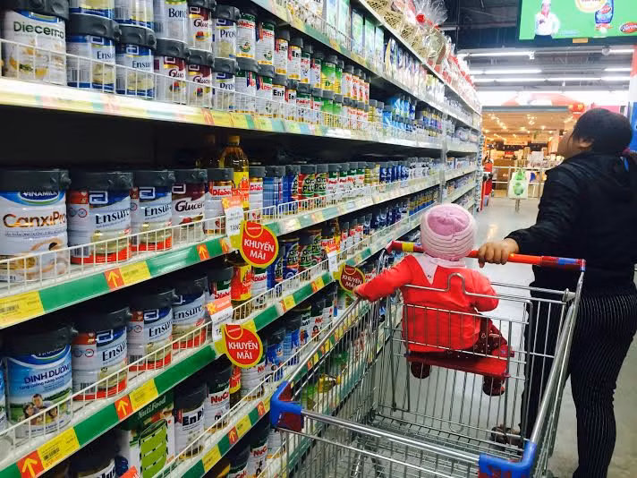 Thông tin sữa ngọt, sữa nhạt khiến nhiều mẹ Việt phân vân hơn khi chọn sữa công thức cho con. Ảnh: Cao Nguyên.