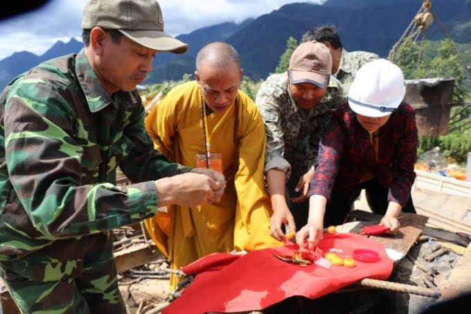 Để tôn thêm cõi tâm linh màu nhiệm Fansipan, Giáo hội Phật giáo Việt Nam đã cùng Công ty TTHH Minh Đức, Tập đoàn Sun Group và phật tử tổ chức đúc tượng Bồ Tát Quán Thế m bằng nguyên liệu đồng nguyên chất tại vùng mỏ Lào Cai với chiều cao 12m và trọng lượng 18 tấn đúng vào tiết kỷ niệm ngày vía Bồ Tát Quán Thế m thành đạo với sự công đức của các doanh nghiệp và khách hảo tâm thập phương. Ảnh: Nguyễn Thắng.