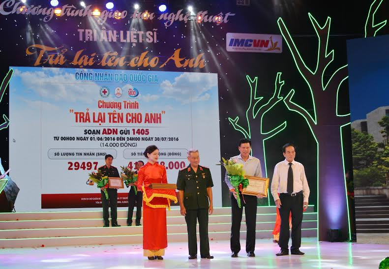 Đại diện Vietcombank, ông Phạm Mạnh Thắng - Phó Tổng giám đốc (thứ 2 từ phải sang) đón nhận sự tri ân của Hội Hỗ trợ gia đình liệt sĩ Việt Nam đối với những đóng góp cho công tác đền ơn đáp nghĩa tại chương trình “Trả lại tên cho anh”.