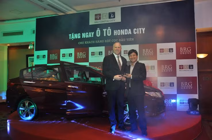 Ông Lê Tuấn Anh, khách hàng đặt cọc đầu tiên đã may mắn sở hữu chiếc ô tô Honda City. Ông Lê Tuấn Anh, khách hàng đặt cọc đầu tiên đã may mắn sở hữu chiếc ô tô Honda City.