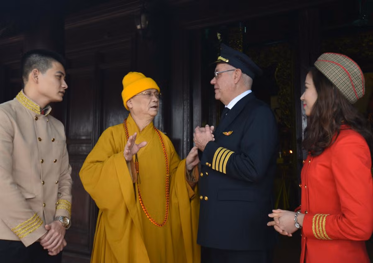 Vị cơ trưởng xúc động nói: "Tôi thấy rất vui và hạnh phúc khi được thực hiện những nghi thức thiêng liêng đầu năm trong màu áo phi công của một hãng hàng không Việt Nam ra đời với sứ mệnh phát triển để nhiều người được đi máy bay". Tổ bay rời chùa Trấn Quốc đúng 12 giờ cùng kế hoạch phục vụ bay đêm trong mùa cao điểm, để người dân kịp về sum họp gia đình, vui xuân, đón tết. Xung quanh hồ Tây, nhiều người dân cũng bắt đầu tấp nập phóng sinh cá chép, rùa, ốc trong mưa xuân bay lất phất...