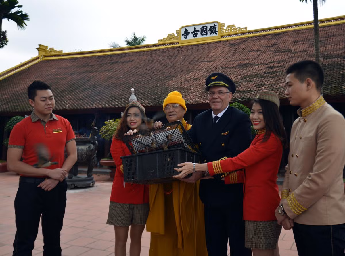 Hòa Thượng Thích Thanh Nhã, trụ trì chùa Trấn Quốc và tổ bay thực hiện nghi thức phóng sinh chim và thả cá chép xuống Hồ Tây.