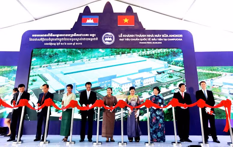 Vinamilk vừa khánh thành nhà máy sữa Angkor Milk 23 triệu USD tại Campuchia tháng 5 vừa qua, đây là nhà máy sản xuất sữa đầu tiên tại xứ sở chùa tháp. Vinamilk vừa khánh thành nhà máy sữa Angkor Milk 23 triệu USD tại Campuchia tháng 5 vừa qua, đây là nhà máy sản xuất sữa đầu tiên tại xứ sở chùa tháp.