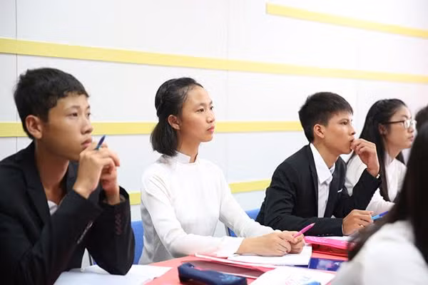 Tập trung cao độ giải bài toán mà Giáo sư Ngô Bảo Châu đưa ra.