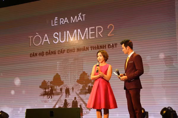Ca sĩ Mỹ Linh phát biểu trong Lễ ra mắt tòa Summer 2.