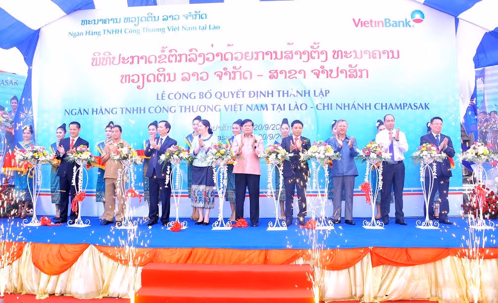 Các đại biểu cắt băng khai trương Chi nhánh Champasak - VietinBank Lào. Các đại biểu cắt băng khai trương Chi nhánh Champasak - VietinBank Lào.