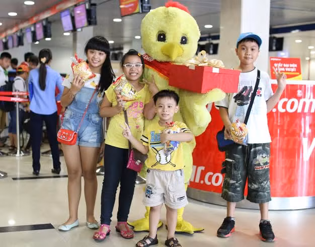 Tại các sân bay, những nhân vật hoạt hình, cổ tích mà các em yêu mến bất ngờ xuất hiện và tặng những món quà xinh xắn. Tại các sân bay, những nhân vật hoạt hình, cổ tích mà các em yêu mến bất ngờ xuất hiện và tặng những món quà xinh xắn.