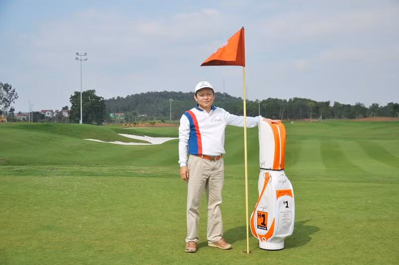 Golf thủ Phong tại hố số 7, nơi thành công cú Hole in One của mình. Golf thủ Phong tại hố số 7, nơi thành công cú Hole in One của mình.