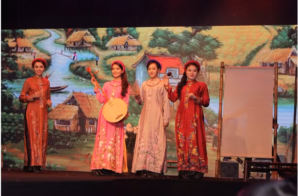 Lấy bối cảnh ruộng đồng Bắc Bộ, các mẫu áo dài đưa khách xem đến với không khí các lễ hội mừng mùa vàng bội thu. Các mẫu mã, kiểu dáng áo dài thay đổi qua từng giai đoạn được tái hiện sinh động.