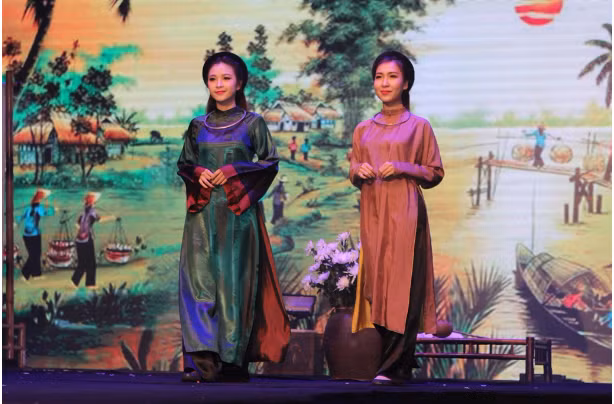 Từ áo dài truyền thống kín đáo tôn lên dáng vẻ thướt tha, mềm mại của phụ nữ Việt.
