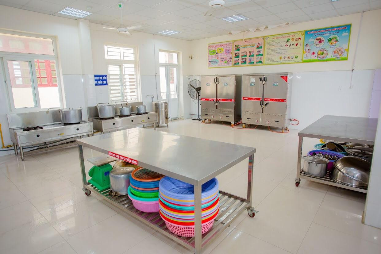 Bếp ăn bán trú của nhà trường được xây dựng theo tiêu chuẩn bảo đảm vệ sinh an toàn thực phẩm (Ảnh: Lã Tiến)