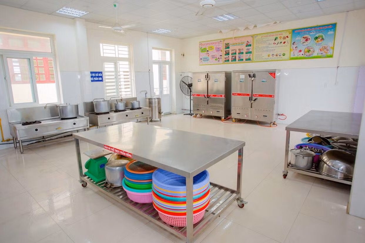 Bếp ăn bán trú của nhà trường được xây dựng theo tiêu chuẩn bảo đảm vệ sinh an toàn thực phẩm (Ảnh: Lã Tiến)